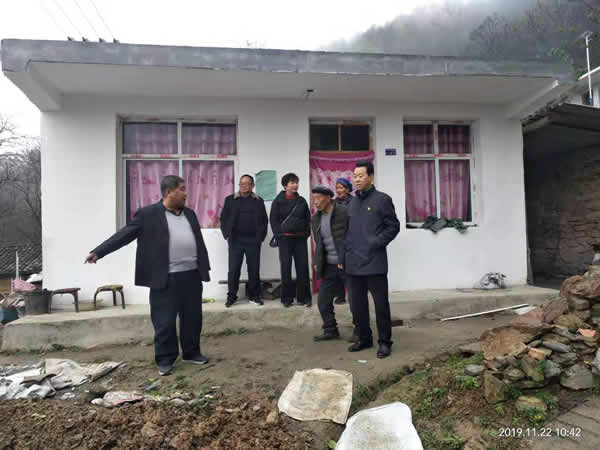 隴運(yùn)集團(tuán)公司開(kāi)展“解難題、辦實(shí)事、送溫暖”主題黨日活動(dòng)